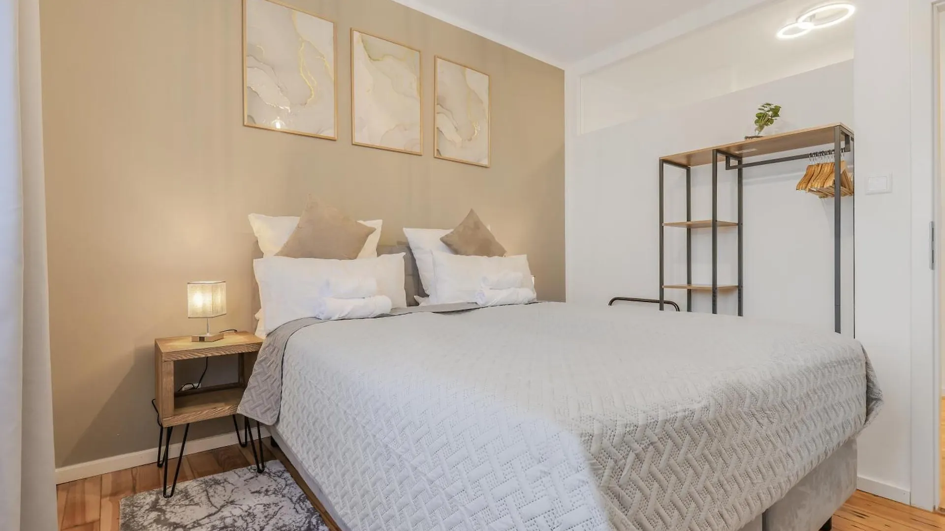 Cruwzo - Modern Centrally Located Apartment With Parking Ingolstadt 0*,