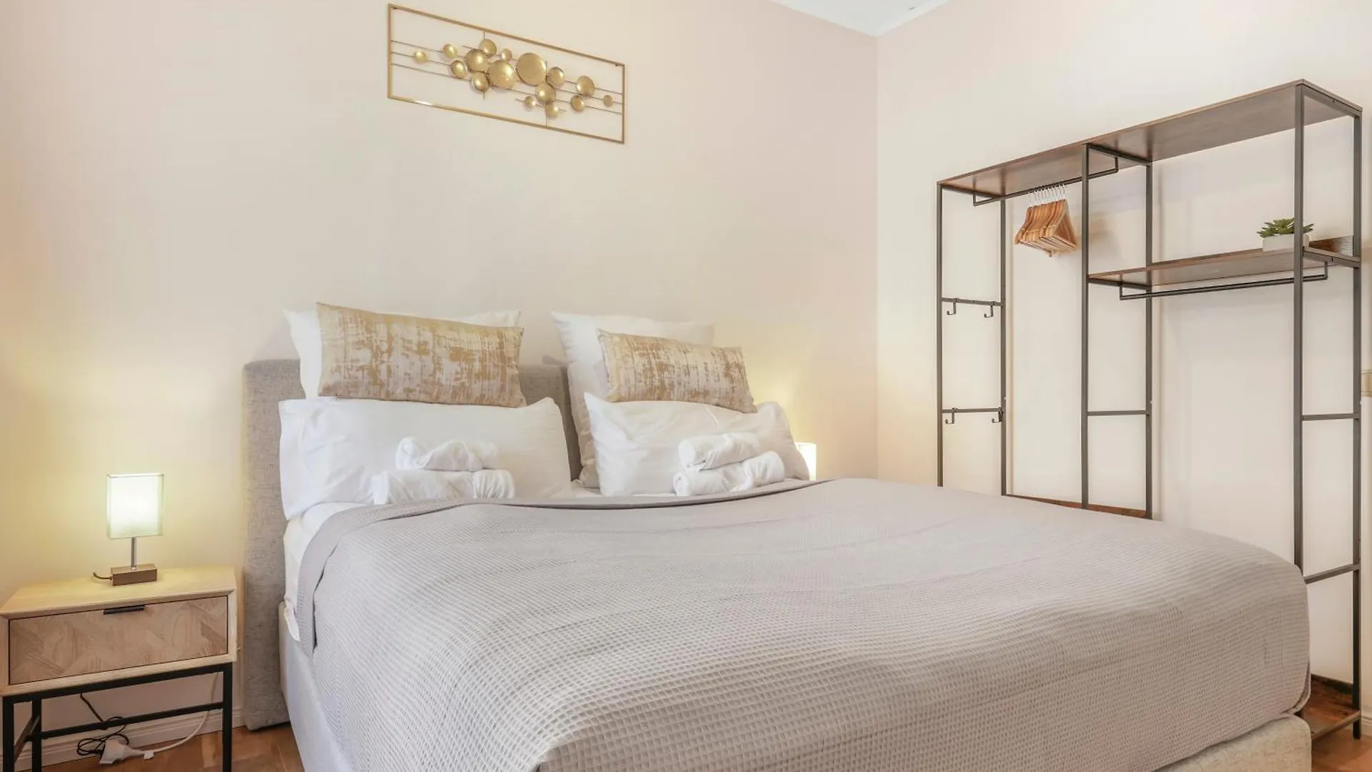 Cruwzo - Modern Centrally Located Apartment With Parking Ingolstadt